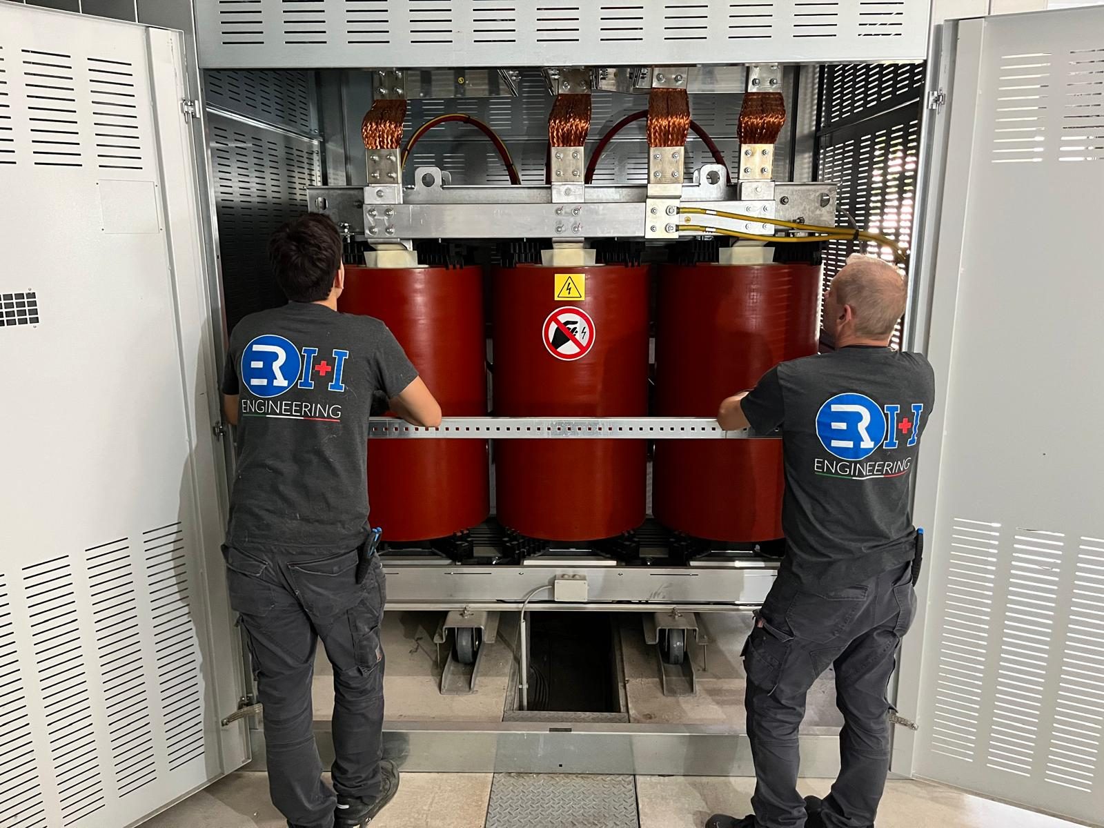 Tecnici RH Engineering al lavoro su un trasformatore di Media Tensione